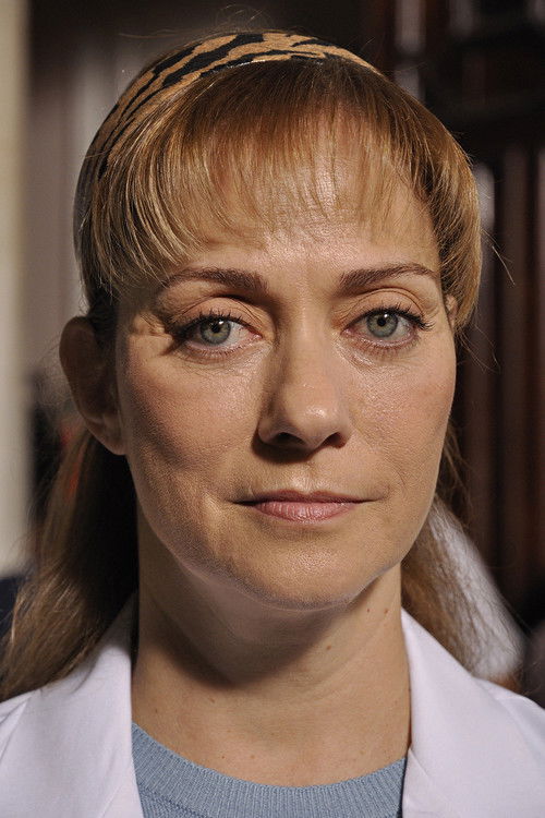 Itır Esen as Safiye