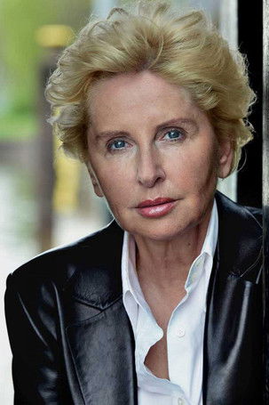 Gabriele Metzger as Charlie Schneider