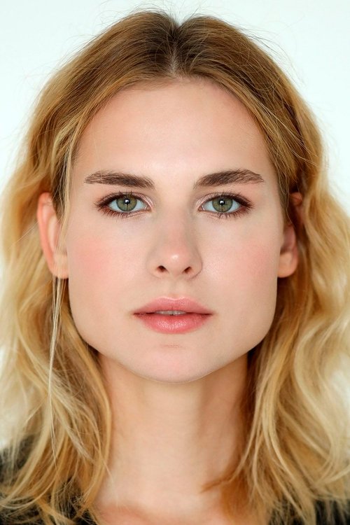 Varvara Komarova as Даша