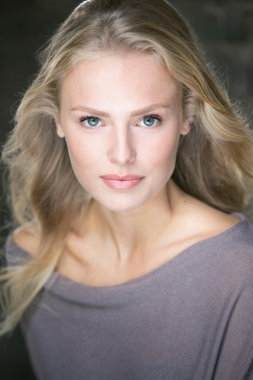 Clementine Nicholson as Elizabeth