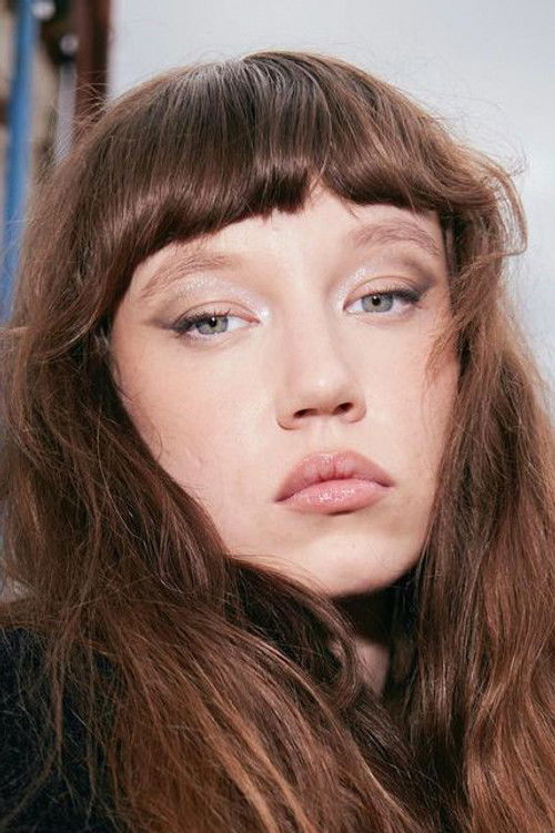 Lilla Kizlinger as Évike