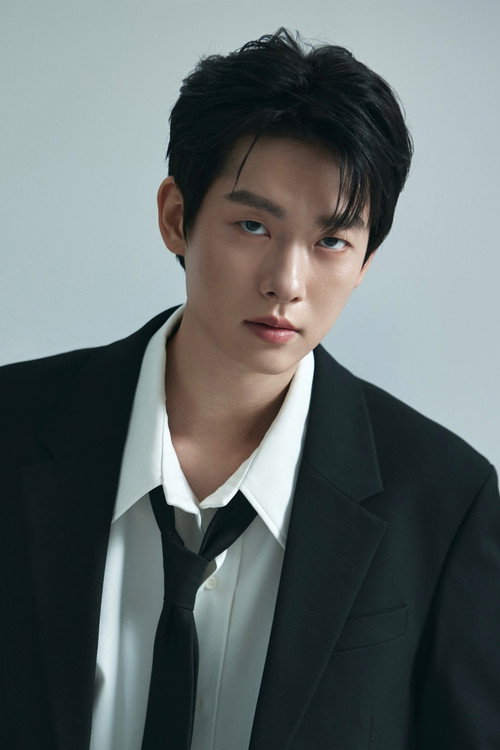 백정훈 as JUNG HUN