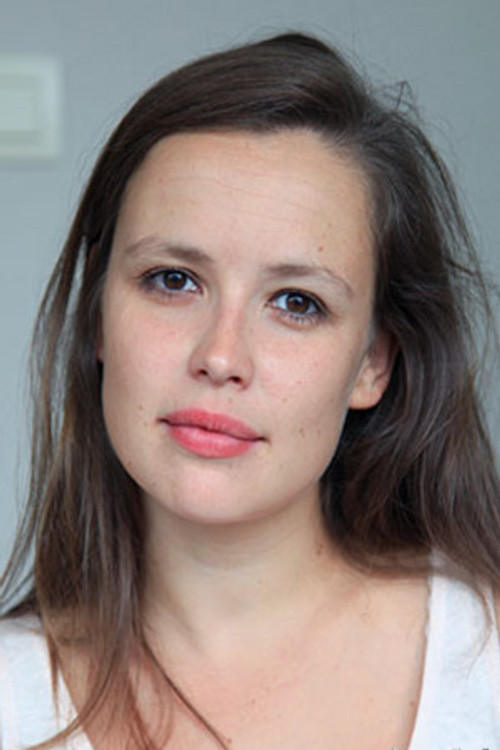 Caroline Taillet as Jo