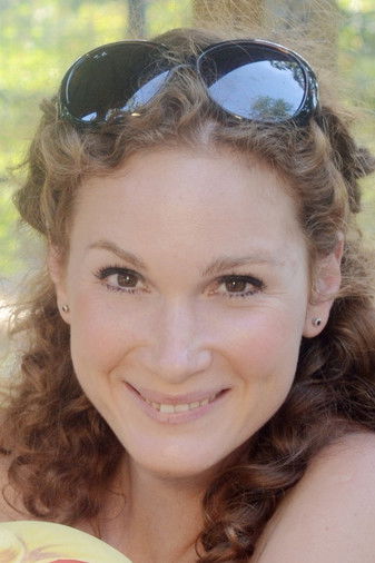 Borbála Karádi as Anya