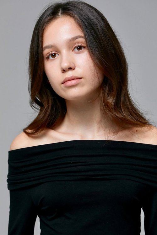 Sofia Stavrinou as Young Enola
