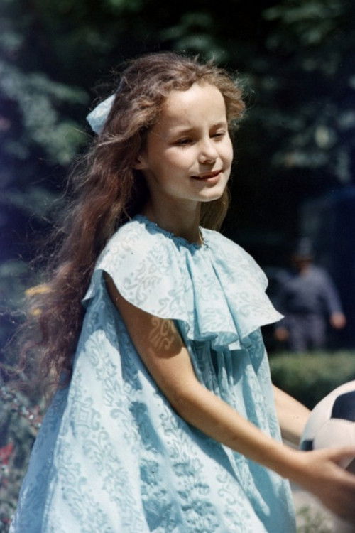 Barbara Maruszewska as Mania Lazurek