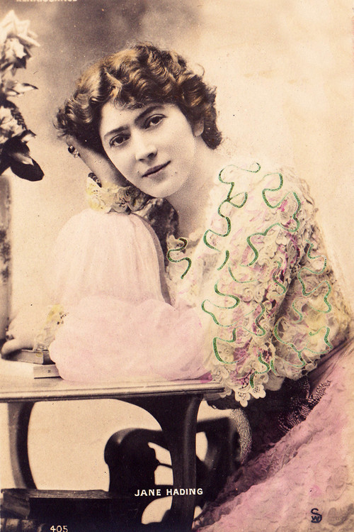 Jeanne Hading as Monique Felt