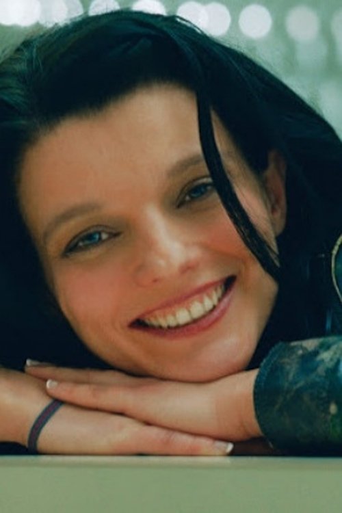 Axelle Renoir as la journaliste