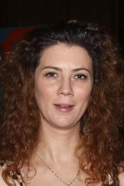 Efi Konta as μεσίτρια