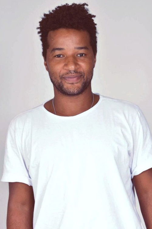 Ricardo Lopes as Beto