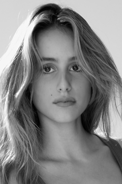 Nell Verlaque as Miranda Bean