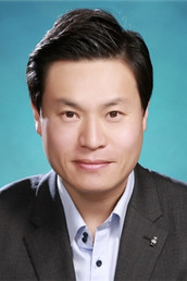 Park Seong-gyoon as Self