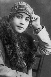 Vera Orlova as Nina, the student