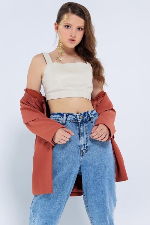 Ksenia Kvasova as Lucy