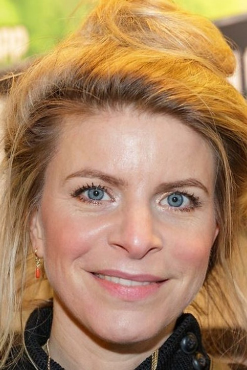 Rosa Reuten as Karin