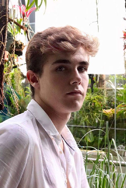 Jorge Tudanca as Christopher