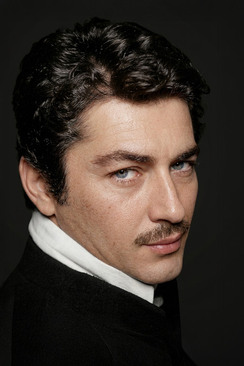 Salih Güney as Süha