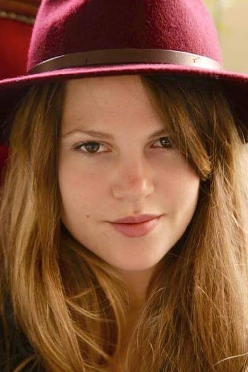 Claudia Dimier as Manon