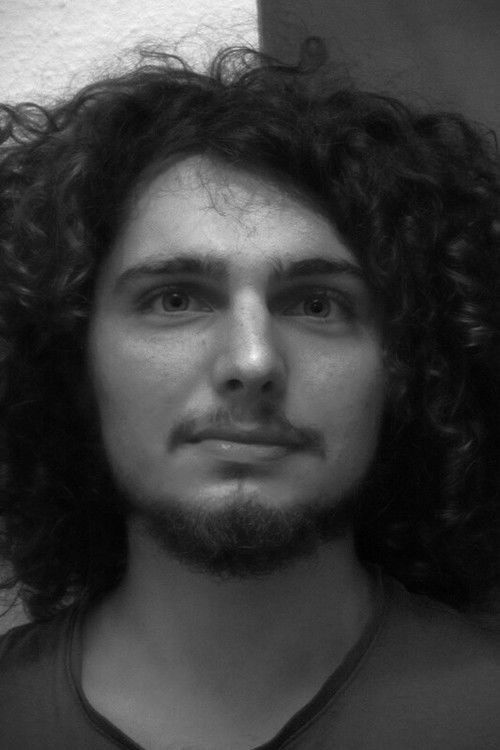 Julius Gatzke as Psychotische Tiefe Stimme