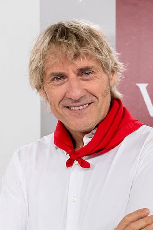 Julian Iantzi as Presentador