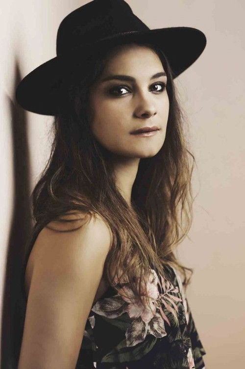 Julia Paul as Leanna