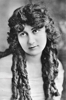 Vivian Edwards as Woman Outside Restaurant (uncredited)