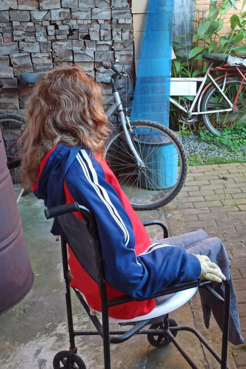 Judas Vanir as Surfista Malabarista, vulgo Diabo Loiro - Segmento Rantavírus Saloon