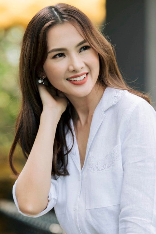 Anh Thư as Tuyet Anh (Adult)