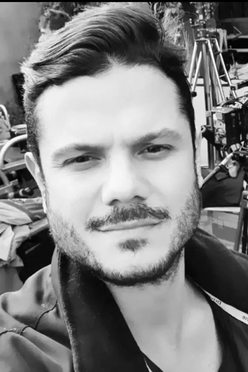 Rodrigo Cesar as American Reporter