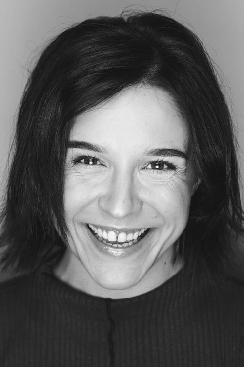 Emma de Nola as Direttrice della rivista