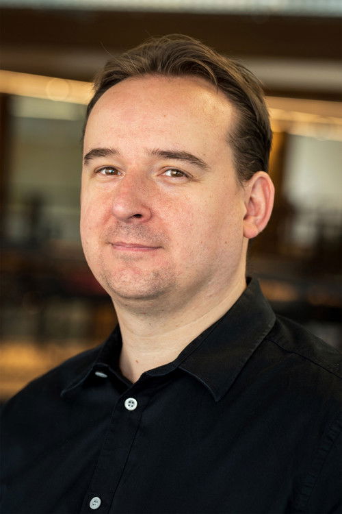 Davy Bielen as Narrator