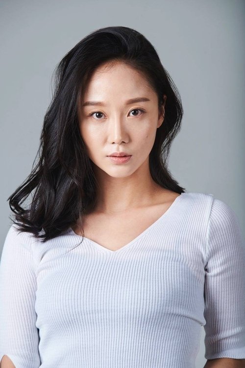 Heo Yoo-ri as Korean Market Owner's Wife