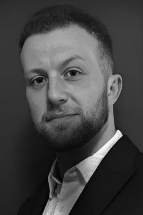 Aaron Deakins as Robbie