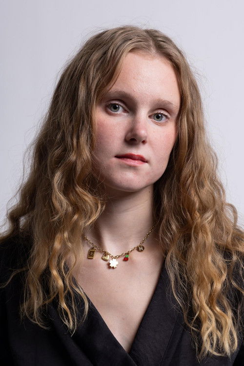 Noémie Teillot as Figurant - Assistante Directeur de Casting