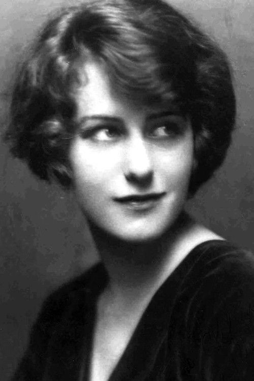 De Sacia Mooers as Bee