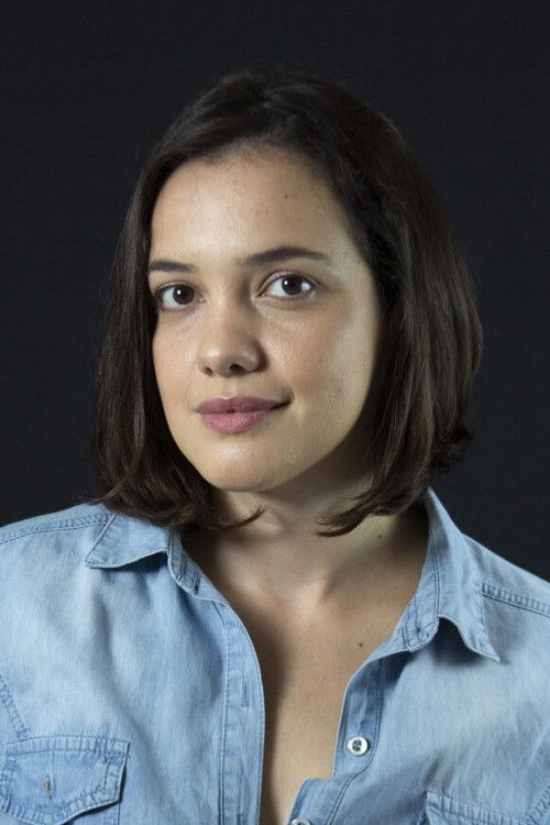 Brenda Diniz as Alice's Mom