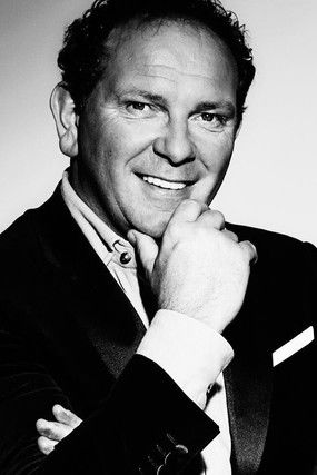 Robert Leroy as Le medecin