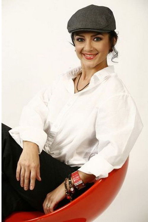 Ana Maria Mirica as Singer