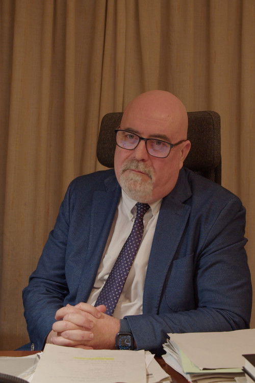 Jose Carlos Garrido as Jefe Elena