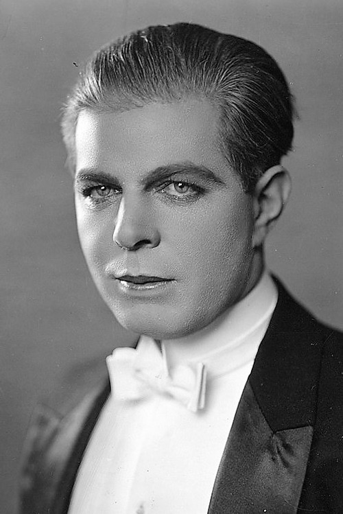 Hoot Gibson as Hoot Gibson