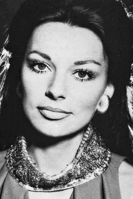 Evelyn Opela as Kaiserin Eleonore