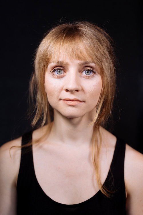 Alina Petricã as Isabella