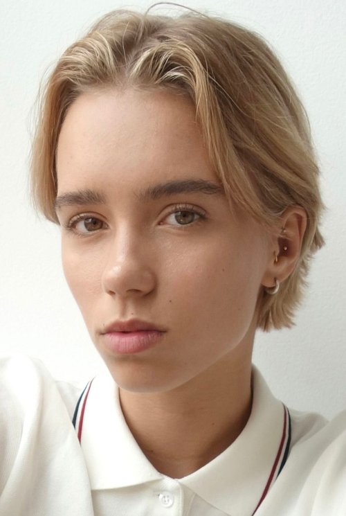 Lena Mantler as Alex