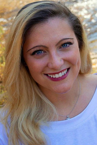 Kay Leahy as Elizabeth