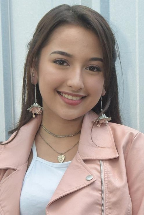 Jennifer Coppen as Dina