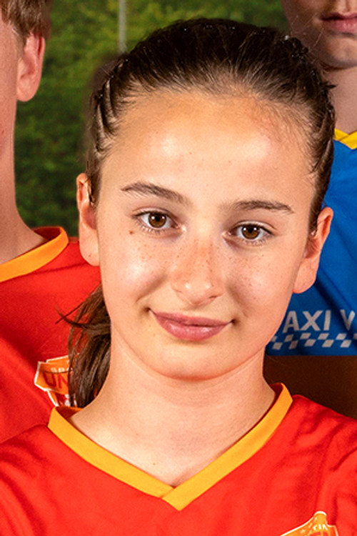 Noor Meukens as Mira