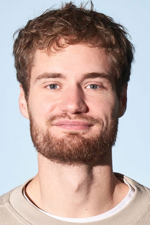 Jonas Kjærsgaard as Komiker