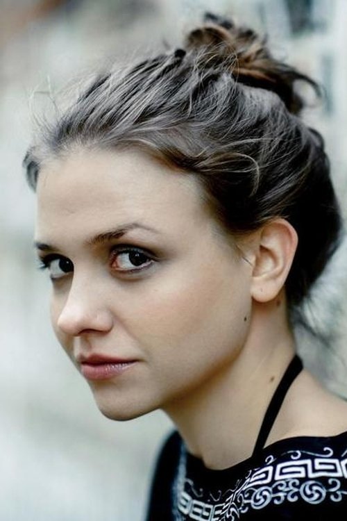 Jessy Moravec as Julia