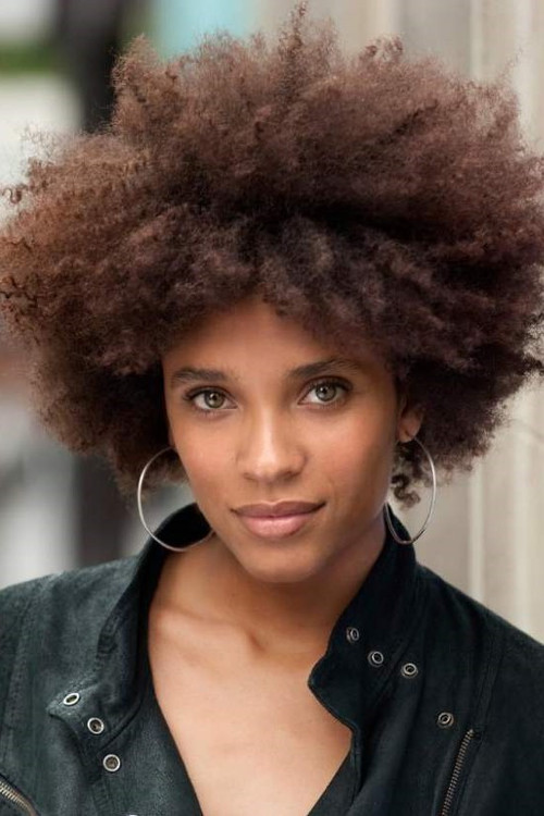 Stéfi Celma as Amina, prof de français