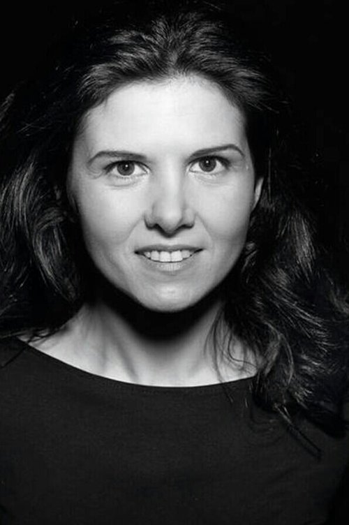 Isabel Naveira as Ella